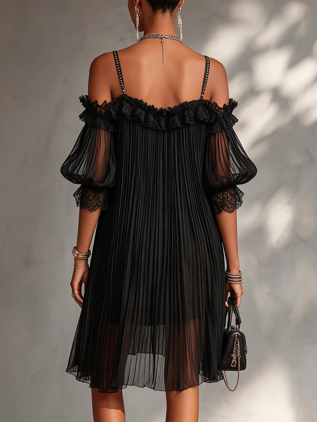 Victoria | Vestido negro de muselina con hombros al aire y ribetes de encaje