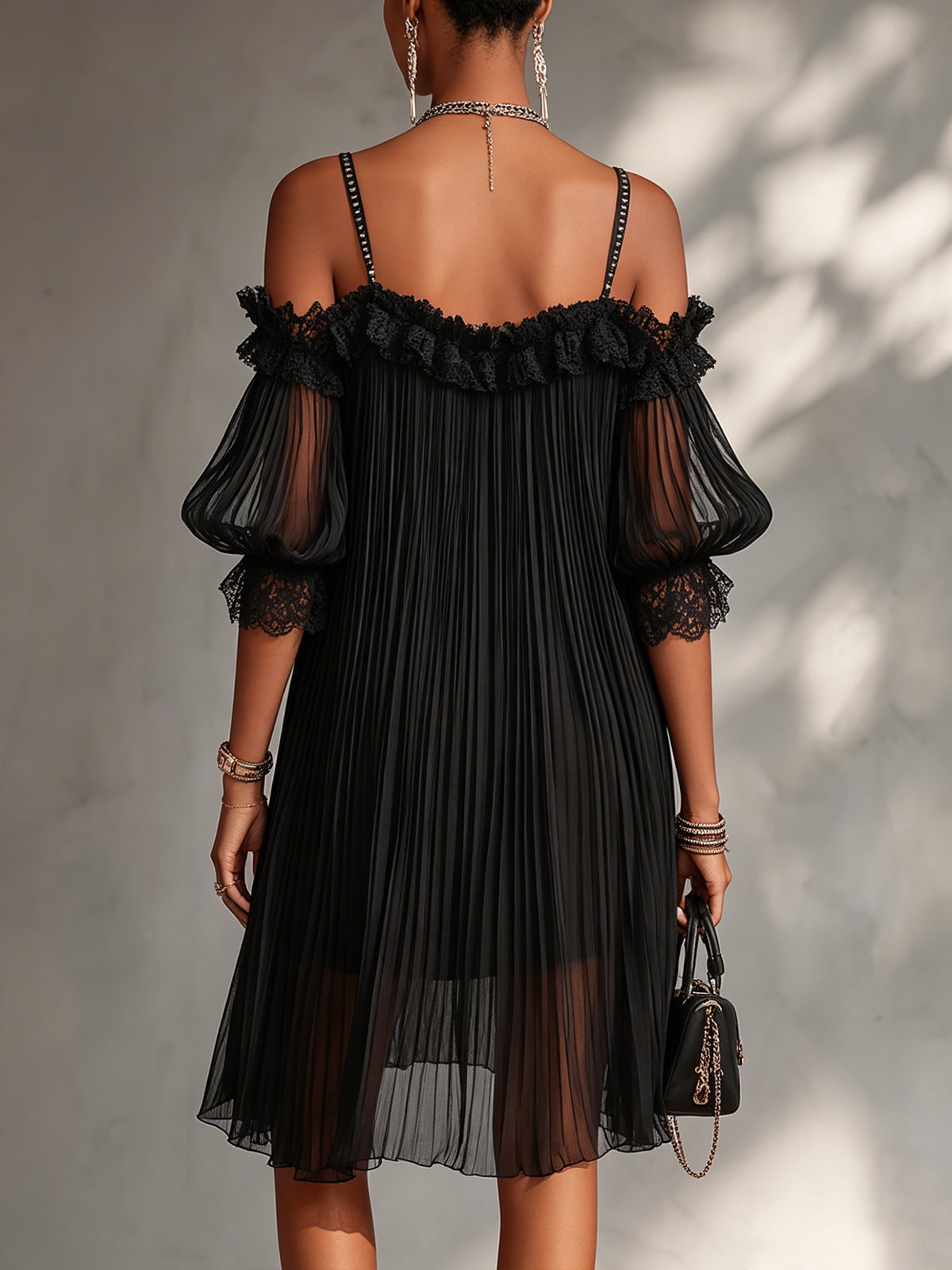 Victoria | Vestido negro de muselina con hombros al aire y ribetes de encaje